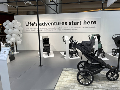 Produk stroller yang dipajang di Thule Expo 2024 di Main Atrium Mall PIK Avenue pada Kamis (7/11/2024). Foto: Gitario Vista Inasis/kumparan