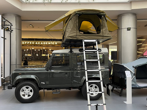 Produk roof tent yang dipajang di Thule Expo 2024 di Main Atrium Mall PIK Avenue pada Kamis (7/11/2024). Foto: Gitario Vista Inasis/kumparan