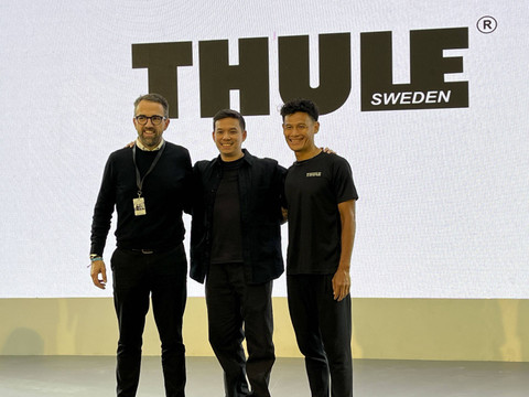 Senior Vice President Commercial Thule, Daniel Larrson (kiri) dan CEO Bags City, Dimax Pradi (tengah) dan Indonesian Triathlon Olympian & Brand Ambassador Thule, Andy Wibowo (kanan) dalam Thule Expo 2024 di Mall PIK Avenue, Kamis (7/11/2024). Foto: Gitario Vista Inasis/kumparan