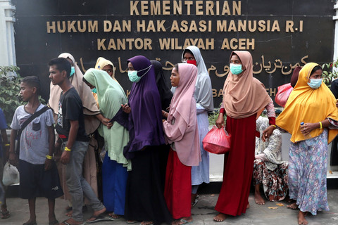 Imigran etnik Rohingya asal Myanmar yang terdampar di Kabupaten Aceh Selatan tiba depan kantor Kementerian Hukum dan HAM Provinsi Aceh di Banda Aceh, Aceh, Kamis (7/11/2024). Foto: Irwansyah Putra/ANTARA FOTO