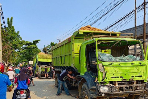 Kondisi truk bermuatan tanah yang dirusak warga di jalan Salembaran, Teluknaga, Kabupaten Tangerang, Banten, Kamis (7/11/2024). Foto: Azmi Samsul Maarif/ANTARA