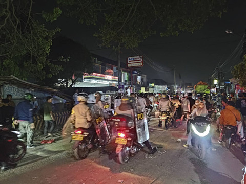 Sejumlah warga terlibat kericuhan dengan sopir truk Tangerang, Kamis (7/11/2024). Foto: kumparan
