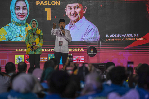 Cagub-cawagub nomor urut 1 Airin Rachmi Diany (kiri) dan Ade Sumardi (kanan) menyampaikan program kerja pada debat kedua calon Gubernur dan calon Wakil Gubernur Provinsi Banten di Jakarta, Kamis (7/11/2024). Foto: Galih Pradipta/ANTARA FOTO