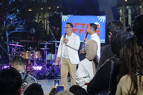 Raffi Ahmad mendapat nasehat dan masukan dari calon Gubernur DKI Jakarta nomor urut 1 Ridwan Kamil dalam acara After Office di Sarinah, Jakarta Pusat, Kamis (7/11/2024). Foto: Vincentius Mario/kumparan