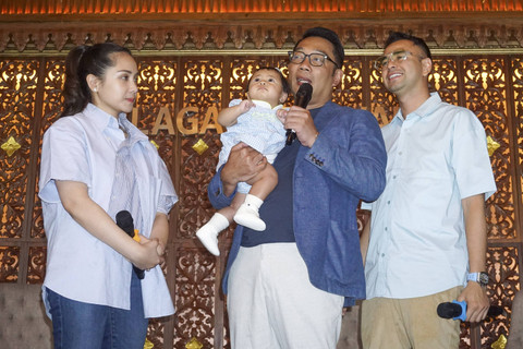 Calon Gubernur DKI Jakarta nomor urut 1 Ridwan Kamil bersama Utusan Khusus Presiden Bidang Pembinaan Generasi Muda dan Pekerja Seni Raffi Ahmad, istrinya Nagita Slavina menyampaikan keterangan kepada wartawan usai melakukan pertemuan di Senayan. Foto: Aditya Nugroho/ANTARA FOTO