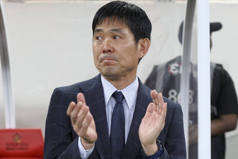 Pelatih Jepang, Hajime Moriyasu, bertepuk tangan saat pertandingan sepak bola kualifikasi Asia Piala Dunia FIFA 2026 antara Arab Saudi dan Jepang di King Abdullah Sports City, Jeddah, pada 10 Oktober 2024. Foto: AFP