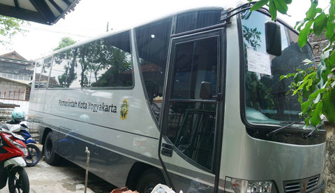 Kendaraan dinas operasional Pemkot Yogyakarta berupa bus yang ikut dilelangkan dengan harga limit Rp 35 juta. Foto: Pemkot Yogya