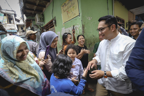 Calon Gubernur DKI Jakarta Ridwan Kamil melakukan kegiatan blusukan ke pemukiman warga di kawasan Kayu Putih Kecamatan Pulomas, Jakarta Timur, Jumat (8/11/2024). Foto: Jamal Ramadhan/kumparan
