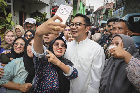 Calon Gubernur DKI Jakarta Ridwan Kamil melakukan kegiatan blusukan ke pemukiman warga di kawasan Kayu Putih Kecamatan Pulomas, Jakarta Timur, Jumat (8/11/2024). Foto: Jamal Ramadhan/kumparan