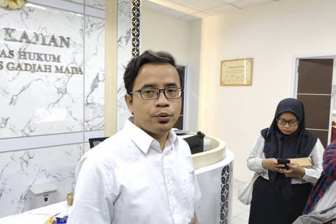 Peneliti Pukat UGM Zaenur Rohman ditemui di Fakultas Hukum UGM, Jumat (8/11/2024). Foto: Arfiansyah Panji Purnandaru/kumparan