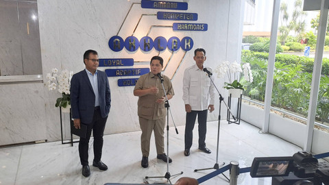 Menteri Badan Usaha Milik Negara (BUMN) Erick Thohir bertemu dengan Kepala Badan Pengendalian Pembangunan dan Investigasi Khusus, Aries Marsudiyanto di kantor Kementerian BUMN, pada Jumat (8/11/2024). Foto: Achmad Firdaus/kumparan