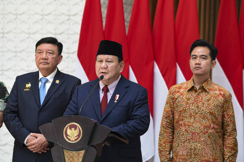 Presiden Prabowo Subianto didampingi Wakil Presiden Gibran Rakabuming Raka dan Menko Polkam Budi menyampaikan keterangan kepada media sebelum melakukan lawatan ke luar negeri di Pangkalan TNI AU Halim Perdanakusama, Jakarta, Jumat (8/11/2024). Foto: Muhammad Adimaja/ANTARA FOTO