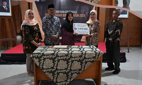 Penyerahan kompensasi oleh BPK Wilayah X kepada penemu arca. Foto: BPK WIlayah X