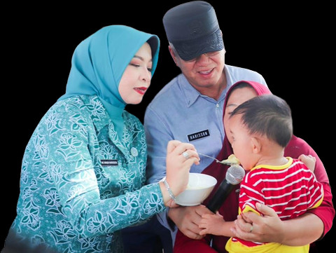 Pj Gubernur Kalbar dan Pj Ketua TP PKK Kalbar menyuapi seorang anak. Foto: Dok. Adpim Pemprov Kalbar