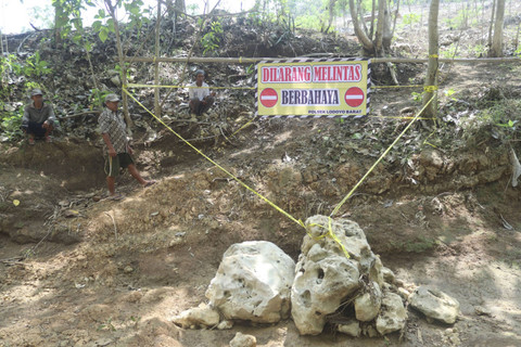 Lubang misterius atau sinkhole di Blitar. Foto: Dok. kumparan