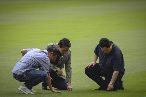 Ketua Umum PSSI Erick Thohir memeriksa rumput lapangan sepak bola saat melakukan peninjauan di Stadion Utama Gelora Bung Karno, Jakarta, Jumat (8/11/2024). Foto: Jamal Ramadhan/kumparan