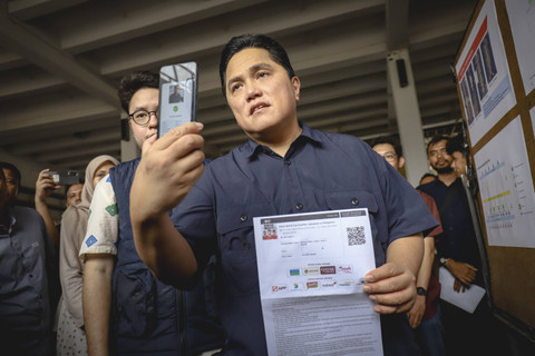Ketua Umum PSSI Erick Thohir menunjukkan hasil face recognition untuk pertandingan Timnas Indonesia saat meninjau kondisi rumput Stadion Utama Gelora Bung Karno, Jakarta, Jumat (8/11/2024). Foto: Jamal Ramadhan/kumparan