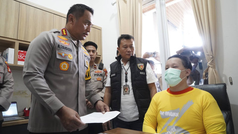 Sebuah rumah di Perumahan Cengkareng Indah, Jakarta Barat digerebek polisi karena dijadikan markas judi online. Foto: Dok. Polres Metro Jakarta Barat