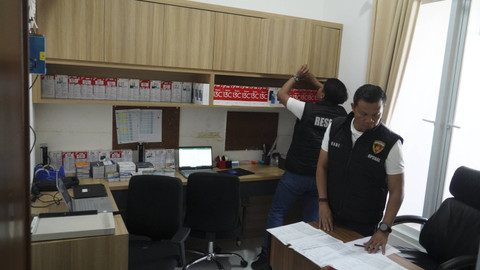 Sebuah rumah di Perumahan Cengkareng Indah, Jakarta Barat digerebek polisi karena dijadikan markas judi online. Foto: Dok. Polres Metro Jakarta Barat