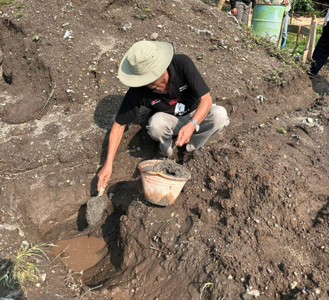 Proses pemindahan makam Kiai Kromo Ijoyo. Dok: PT Adhi Karya