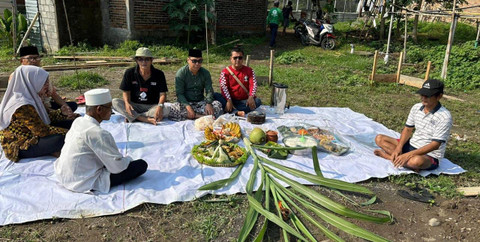 Proses pemindahan makam Kiai Kromo Ijoyo. Dok: PT Adhi Karya