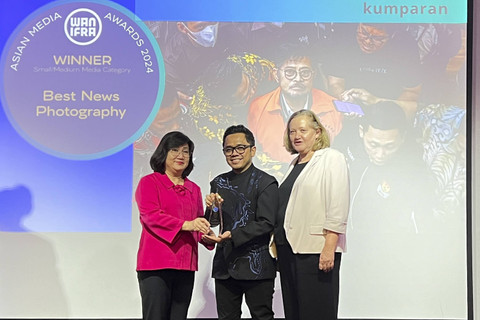 CEO kumparan Hugo Diba (tengah) berswafoto usai mendapatkan penghargaan internasional Asian Media Awards 2024 yang diselenggarakan oleh WAN-IFRA (World Association of News Publishers) di Mount Faber Peak Ballroom, Singapura, Rabu (6/11/2024). Foto: Dok. kumparan