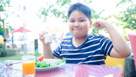 Ilustrasi Anak Obesitas Minum Susu. Foto: kwanchai.c/Shutterstock