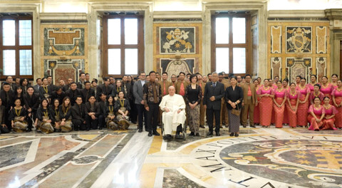 Jakarta Concert Orchestra dan Batavia Madrigal Singers bersama Paus Fransiskus di Istana Kenegaraan Vatikan. Foto: Dok.  Istimewa