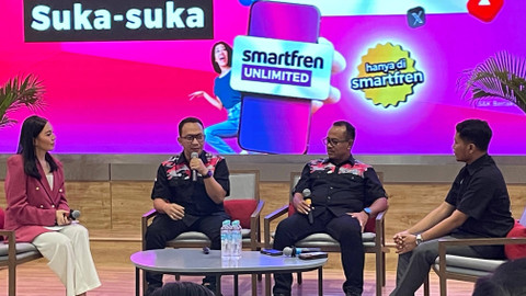 Astiyanto Tri Muktiwibowo, Head of Product Smartfren (kedua dari kiri) dalam peluncuran paket Smartfren Unlimited Suka-Suka.  Foto: Habib Allbi Ferdian/kumparan