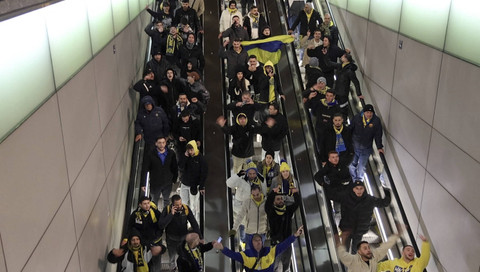 Pendukung Maccabi Tel Aviv dari Israel meneriakkan kata-kata kotor saat mereka menuruni eskalator di Amsterdam, Belanda, 7 November 2024. Foto: Michel Van Bergen/via REUTERS