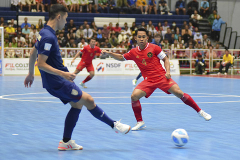 Timnas Futsal Indonesia melawan Thailand dalam pertandingan semi final futsal Piala AFF 2024 di Terminal Hall, Nakhon Ratchasima, Thailand, Jumat (8/11/2024). Foto: Dok. PSSI