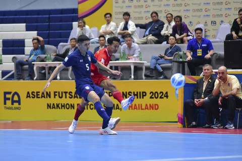 Timnas Futsal Indonesia melawan Thailand dalam pertandingan semi final futsal Piala AFF 2024 di Terminal Hall, Nakhon Ratchasima, Thailand, Jumat (8/11/2024). Foto: Dok. PSSI