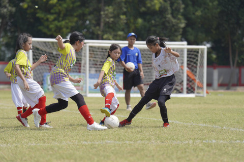 Aksi Anindhita El Hebsyi, penggawa UPTD Sdn Mampang 1, saat mengolah bola di lapangan hijau dalam gelaran MilkLife Soccer Challenge - Jakarta Seri 2 2024 di Kingkong Soccer Arena dan Stadion Atang Sutresna Kopassus, Cijantung, Jakarta. Foto: Dok. MilkLife Soccer Challenge