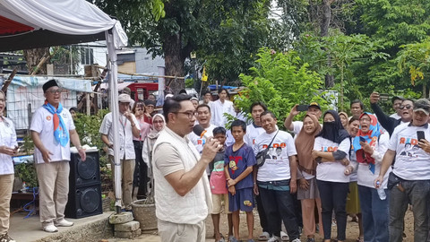 Calon Gubernur Jakarta nomor urut 01 Ridwan Kamil menyampaikan paparannya saat menerima dukungan dari komunitas SIAAP milik anggota DPD Jakarta Achmad Azran di Ciracas, Jaktim, Sabtu (9/11/2024). Foto: Thomas Bosco/kumparan