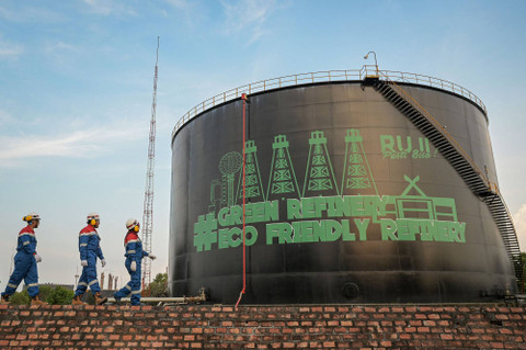 Sejumlah petugas melakukan kontrol di depan tangki produksi Kilang Pertamina Internasional Unit Dumai, Kota Dumai, Riau. Foto: Fauzan/ANTARA FOTO