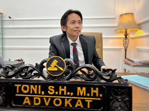 Toni RM sebagai Kuasa Hukum Sukani saat memberikan keterangan terkait makam yang disegel di Indramayu. (14/10/2024) Foto: kumparan