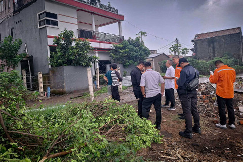 Atap rumah warga lepas diterpa angin nyangkut di jalur Whoosh. Foto: Dok. Istimewa
