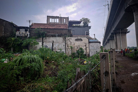 Atap rumah warga lepas diterpa angin nyangkut di jalur Whoosh. Foto: Dok. Istimewa