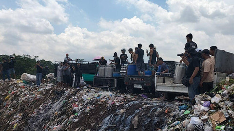 Aksi ratusan pedagang susu Boyolali buang susu senilai Rp 400 Juta untuk mandi. Foto: kumparan