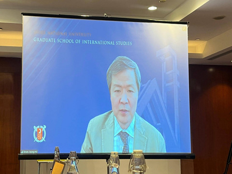 Dekan sekaligus Profesor di Sekolah Pascasarjana Studi Internasional Universitas Nasional Seoul, Seong-ho Sheen, dalam diskusi yang diadakan oleh Indonesian Next Generation Journalist Network on Korea di Hotel Le Meridien, Jakarta Pusat, Jumat (8/11). Foto: Tiara Hasna/kumparan
