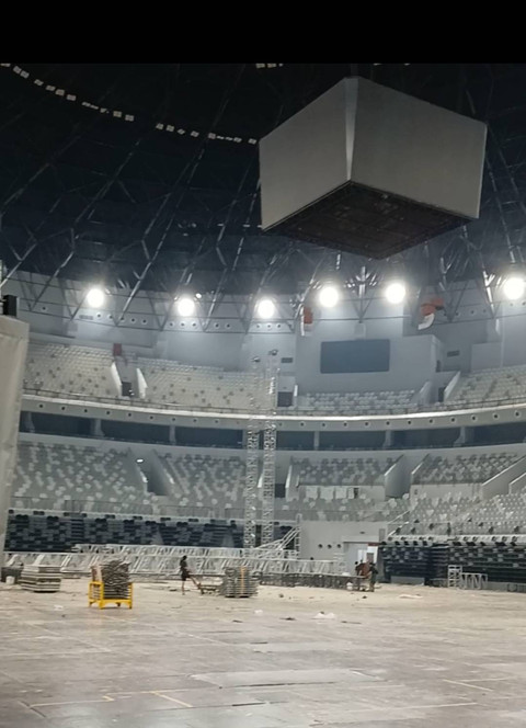 Konser Dua Lipa yang dijadwalkan digelar di Indonesia Arena, Senayan, Sabtu (9/11), telah dibatalkan. Pantauan kumparan di lokasi, situasi di venue konser Dua Lipa saat ini relatif sepi dan panggung sudah dibongkar.   Foto: kumparan