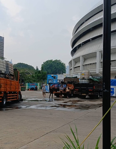Konser Dua Lipa yang dijadwalkan digelar di Indonesia Arena, Senayan, Sabtu (9/11), telah dibatalkan. Pantauan kumparan di lokasi, situasi di venue konser Dua Lipa saat ini relatif sepi dan panggung sudah dibongkar.   Foto: kumparan