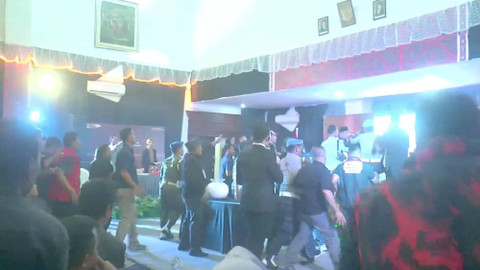 Debat Cabup Tapanuli Tengah sempat ricuh, Jumat (8/11).  Foto: Dok. YouTube KPU Kabupaten Tapanuli Tengah