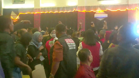 Debat Cabup Tapanuli Tengah sempat ricuh, Jumat (8/11).  Foto: Dok. YouTube KPU Kabupaten Tapanuli Tengah