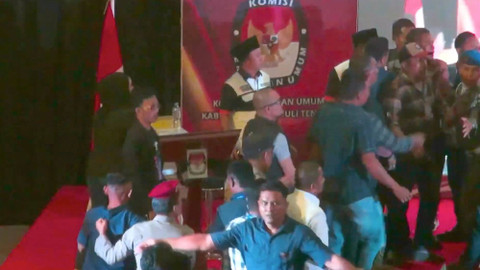 Debat Cabup Tapanuli Tengah sempat ricuh, Jumat (8/11).  Foto: Dok. YouTube KPU Kabupaten Tapanuli Tengah