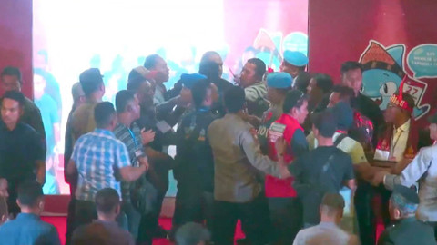 Debat Cabup Tapanuli Tengah sempat ricuh, Jumat (8/11).  Foto: Dok. YouTube KPU Kabupaten Tapanuli Tengah