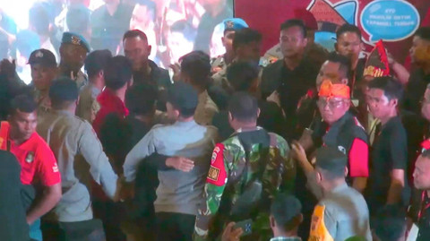 Debat Cabup Tapanuli Tengah sempat ricuh, Jumat (8/11).  Foto: Dok. YouTube KPU Kabupaten Tapanuli Tengah