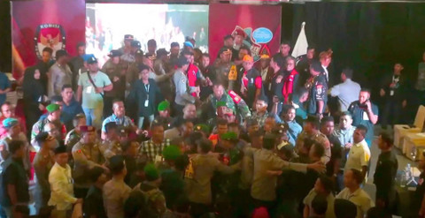 Debat Cabup Tapanuli Tengah sempat ricuh, Jumat (8/11).  Foto: Dok. YouTube KPU Kabupaten Tapanuli Tengah