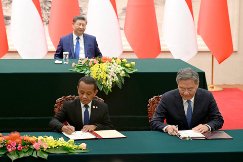 Menteri ESDM Bahlil Lahadalia mendantangani kerja sama di bidang mineral dengan pemerintah China, disaksikan oleh Presiden Prabowo Subianto dan Presiden China, Xi Jinping, Sabtu (9/11/2024). Dok: BPMI Foto: Dok. BPMI