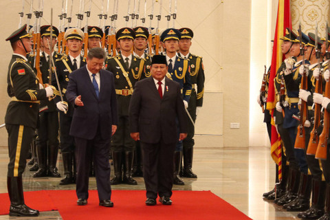 Presiden Prabowo Subianto dan Presiden Xi Jinping melakukan inspeksi pasukan saat upacara kenegaraan di Balai Besar Rakyat, Beijing, China pada Sabtu (09/11/2024). Foto: Desca Lidya Natalia/Antara